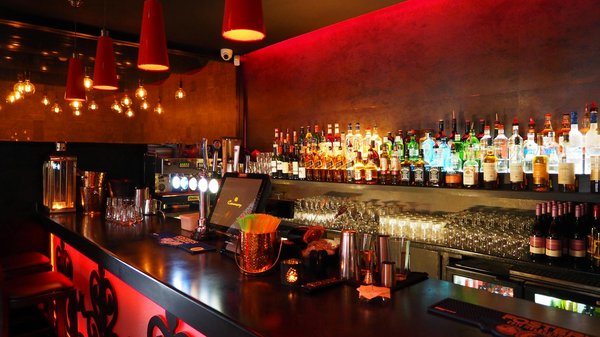 What are the essential considerations when planning the lighting for a live music event in a bar?